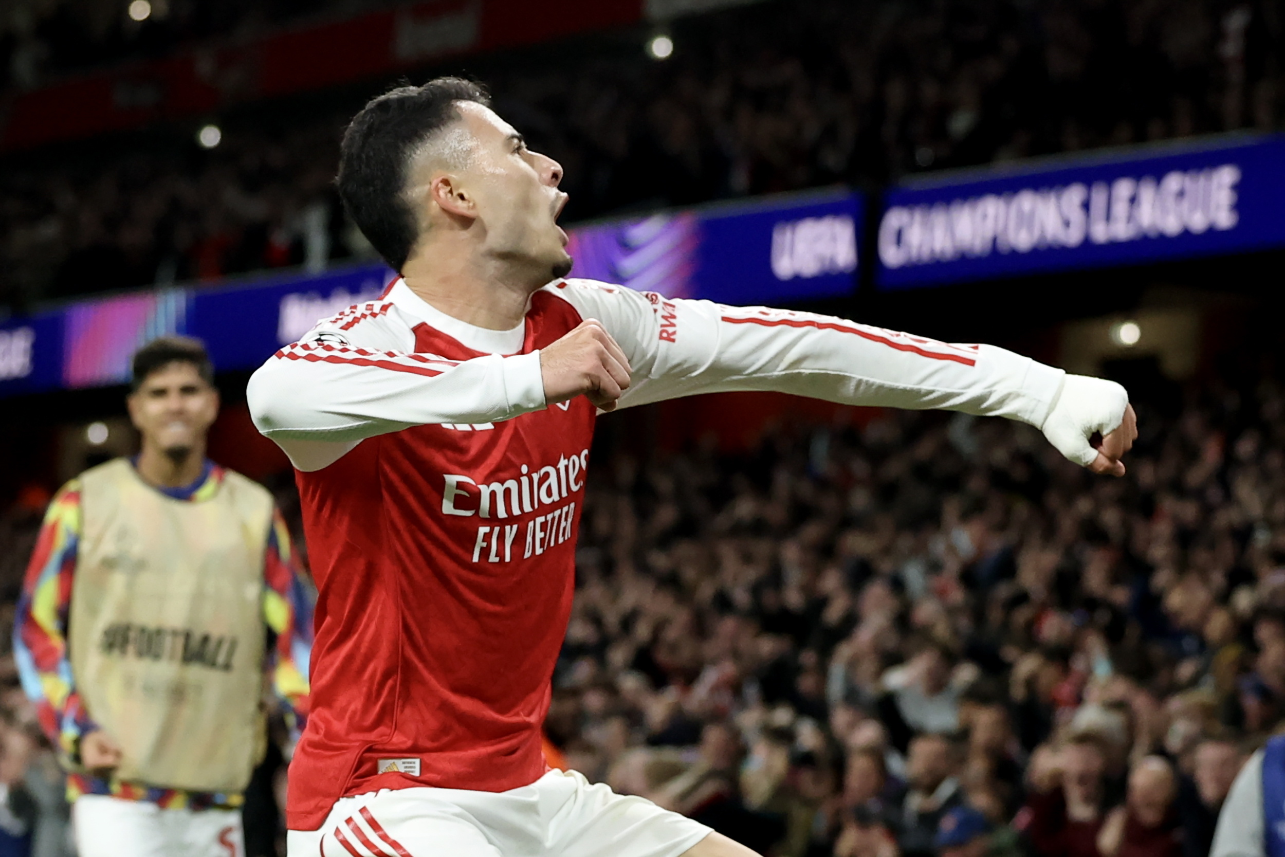 赛前阿森纳迎来里程碑拜仁慕尼黑围绕荷甲复出首秀，里程碑夜罗马回应争议瞬间刷屏的简单介绍